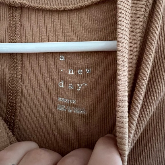 🟤A NEW DAY: Women’s size M, tan 1/2 sleeve blouse, worn once, stretchy🟤 - Picture 2 of 7